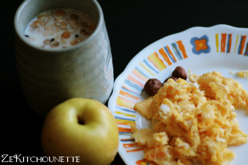 petit déjeuner oeuf brouillés muesli petit déjeuner oeuf brouillés muesli