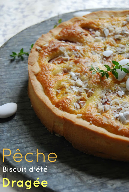 Tarte aux pêches, biscuit d'été et dragées