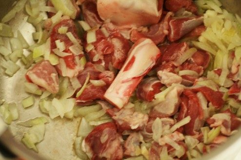 viande cuisant avec les oignons