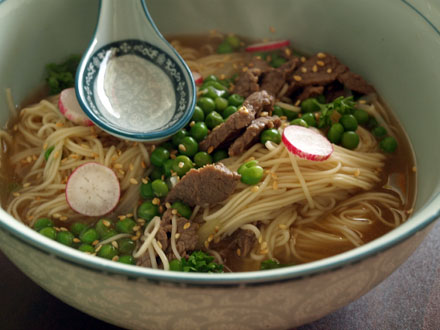 Ramen au boeuf, gingembre et petits pois Ramen au boeuf, gingembre et petits pois