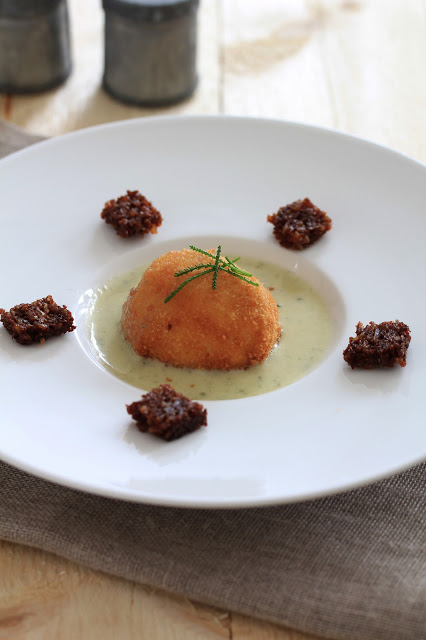 oeuf poché pané sauce roquefort
