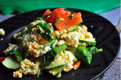 oeufs brouillés et légumes